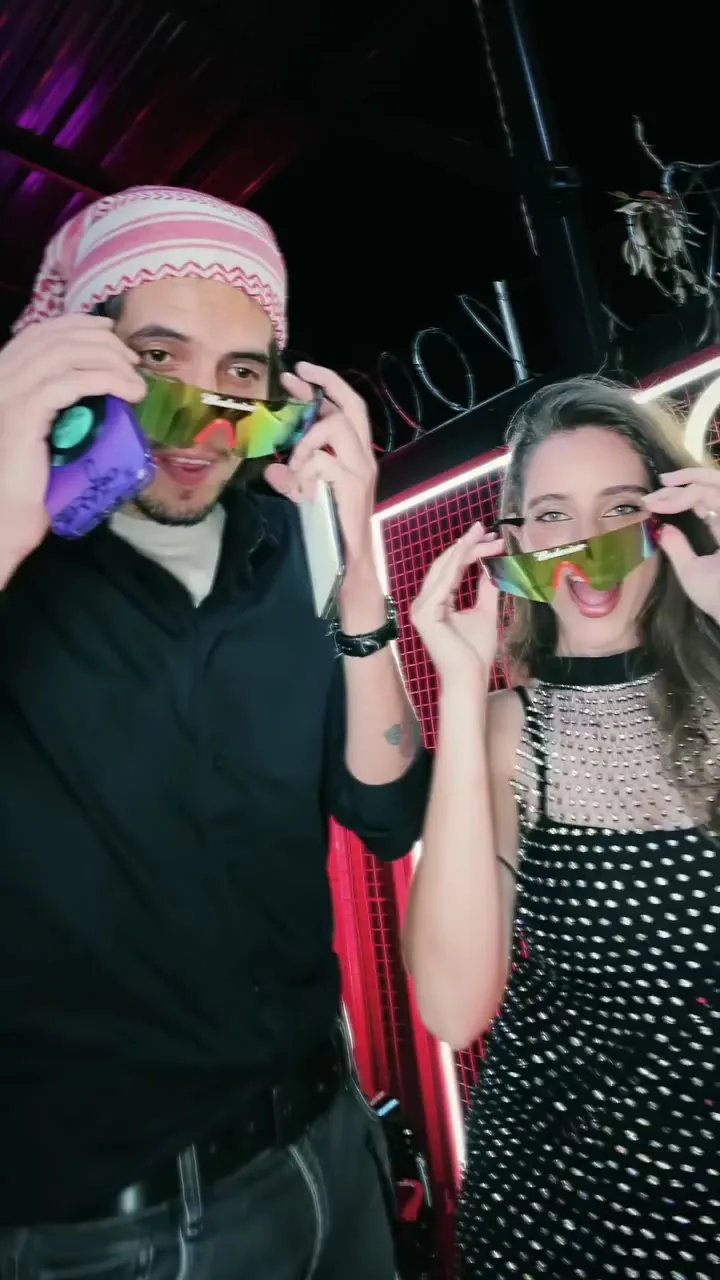 Invitados con lentes de colores en el evento de Beyond Bolivia para Budweiser