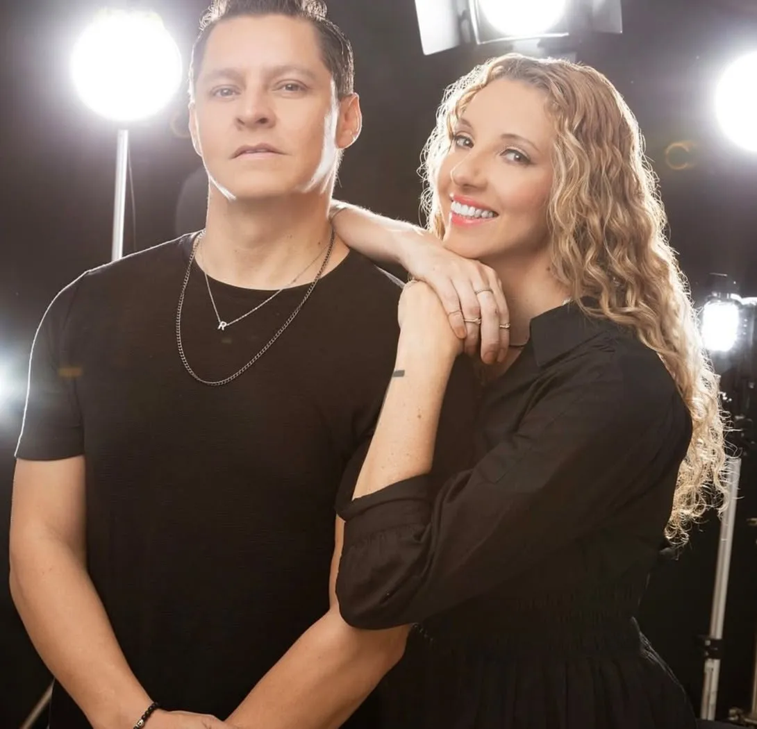 Rafael Justiniano y Vania Chain, socios fundadores de MediaVara, durante un rodaje, en blanco y negro
