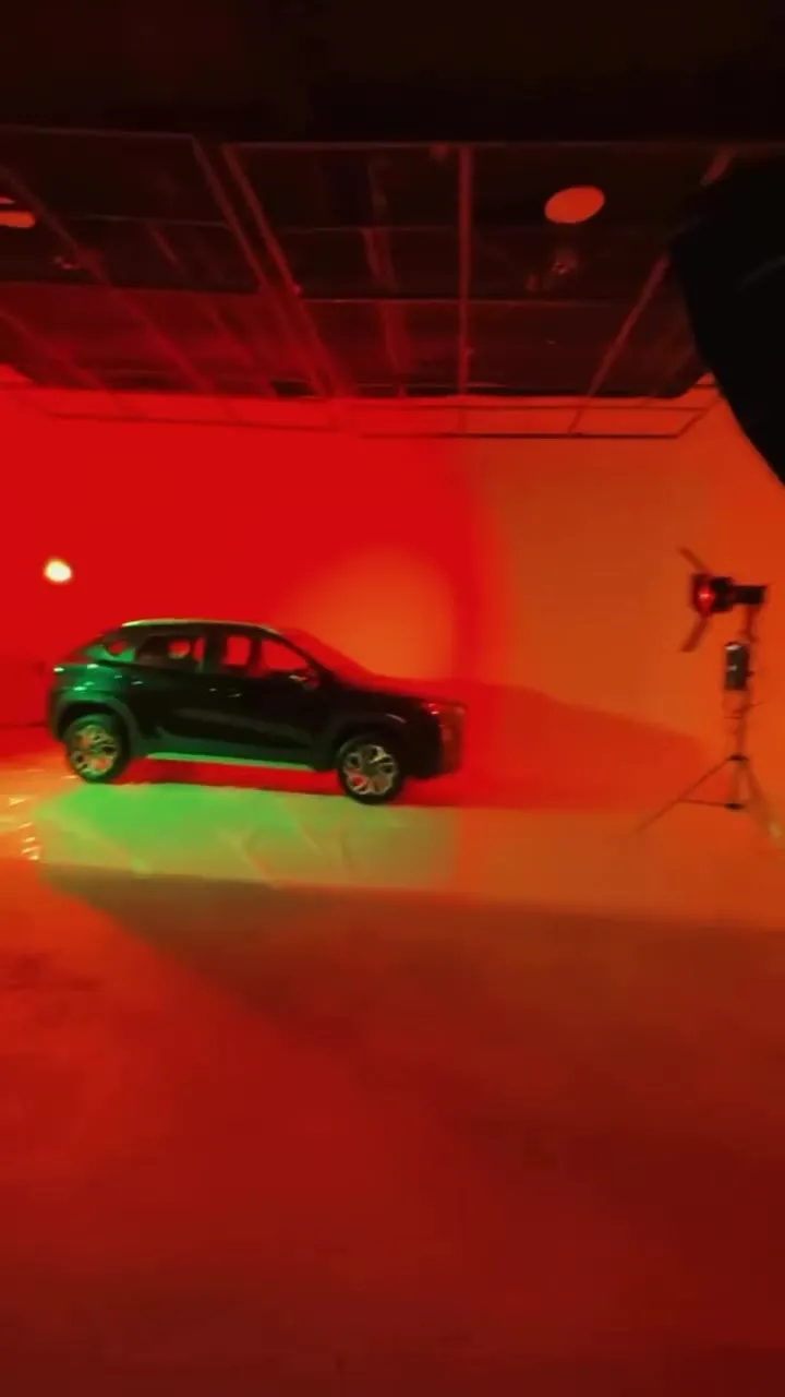 Suzuki Fronx en el estudio con ciclorama rojo durante el shooting